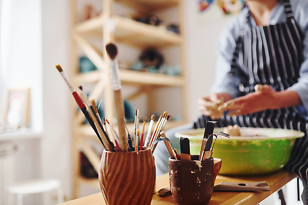 포토 JPG 해외이미지 여자 한명 앉기 상반신 성인 취미 앞모습 아웃포커스 도자기 도자기공예 만들기 성인여자한명만 공예도구 해외202309 해외포토 1 뷰포인트 모션 촬영기법 사람 도구 공예 여자한명만 성인여자만 파일형식