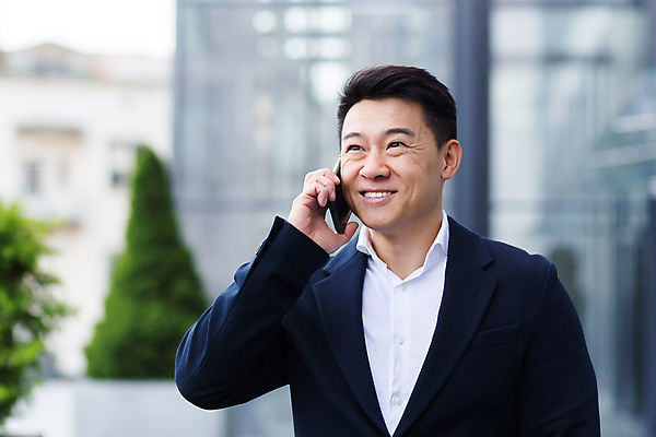 포토 JPG 해외이미지 남자 한명 들기 동양인 정장 상반신 성인 야외 스마트폰 비즈니스맨 출장 통화 성인남자한명만 해외202309 해외포토 1 옷 비즈니스 모션 사람 인종 핸드폰 스마트기기 직장인 남자한명만 성인남자만 파일형식