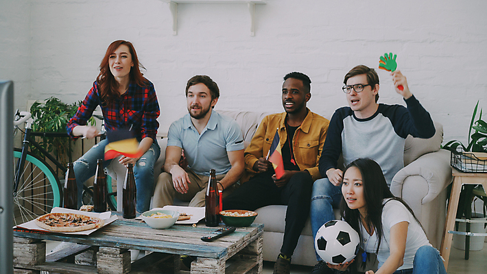 포토 JPG 해외이미지 라이프스타일 여자 남자 행복 스포츠 응원 주택 맥주 피자 함께함 독일 실내 미소 앉기 경기 여러명 친구 소파 세계 축구 텔레비전 우정 마시기 게임 축하 깃발 관찰 우승 부채 팬 그룹 먹기 흥분 점수 다민족 골 전국 해외202309 해외포토 감정 유럽 다수 컨셉 의자 관계 모션 놀이 주류 패스트푸드 서양음식 표정 사람 내부 건물 생활 전자제품 구기 최고 파일형식