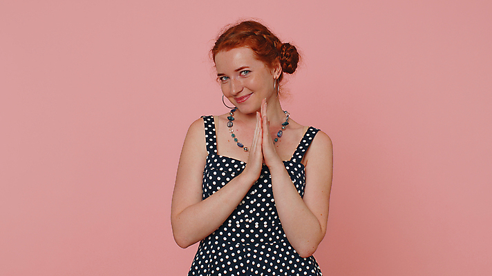 포토 JPG 해외이미지 백인 시선 드레스 여자 포즈 생각 장난 청소년 아이디어 실내 손바닥 한명 유행 속임수 우아함 낙서 계획 호기심 생강 주근깨 빨간머리 욕심 거짓 고립 섬광 혼자 카피스페이스 해외202309 해외포토 서양인 1 헤어스타일 손 옷 감정 컨셉 채소 사람 내부 공백 점 파일형식