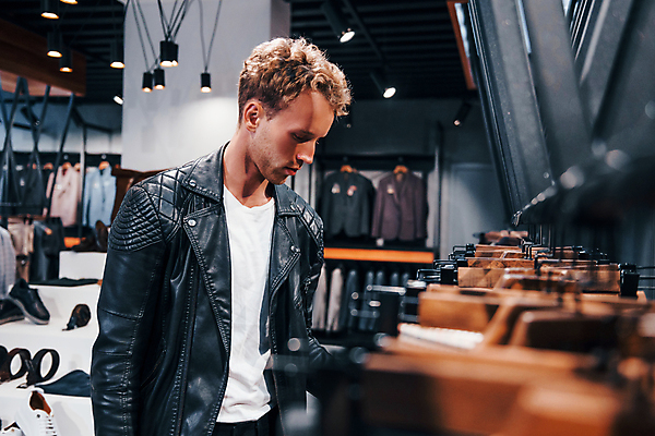 포토 JPG 해외이미지 남자 실내 한명 정장 상반신 성인 옆모습 쇼핑 고급 남성복 옷가게 부티크 옷고르기 성인남자한명만 내려보기 해외202309 해외포토 1 옷 뷰포인트 컨셉 모션 사람 내부 상점 남자한명만 성인남자만 파일형식