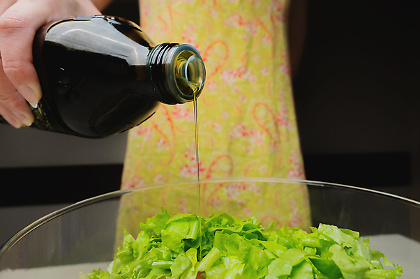 포토 JPG 해외이미지 라이프스타일 접시 손 여자 음식 다이어트 채소 유리 탁자 주택 건강 요리 사람 사람없음 목재 주방 식사 저녁식사 샐러드 신선 잡기 사발 붓기 닫기 소프트포커스 상추 준비 올리브 채식 날것 점심식사 채식주의자 해외202309 해외포토 나무 식기 열매 가구 재료 모션 재질 촬영기법 건물 생활 신체부위 사기그릇 파일형식