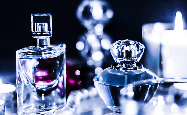 포토 JPG 해외이미지 초 촛불 유리 사람없음 파란색 투명 분위기 고급 향수 보케 향수병 해외202309 해외포토 컬러 컨셉 재질 화장품 병_담는 파일형식