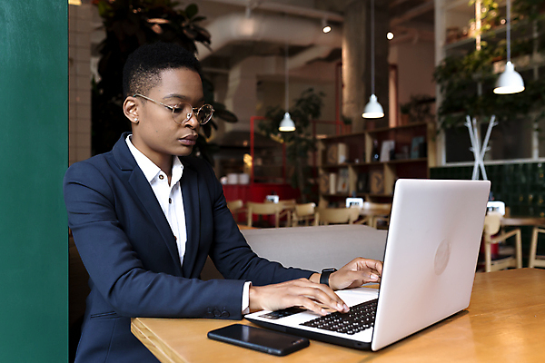 포토 JPG 해외이미지 학생 여자 교육 행복 흑인 비즈니스 사업가 탁자 휴식 실내 한명 사람 앉기 노트북 학습 스터디 컴퓨터 사무실 독서 뷰티 공책 카페 타이핑 작업 비즈니스우먼 무선전화기 서비스 온라인쇼핑 온라인 일반 예약 단절 따뜻한음료 소셜 프리랜서 힙스터 해외202309 해외포토 서양인 직업 1 패션 감정 음료 가구 컨셉 모션 문구용품 내부 전자제품 쇼핑 상점 직장인 전화기 파일형식