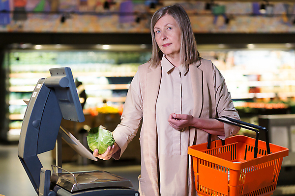 포토 JPG 해외이미지 응시 여자 노년 무표정 한명 들기 상반신 쇼핑 장보기 양배추 마트 쇼핑바구니 노인여자한명만 해외202309 해외포토 1 시선 감정 채소 모션 표정 사람 성인 상점 여자한명만 노인여자만 파일형식