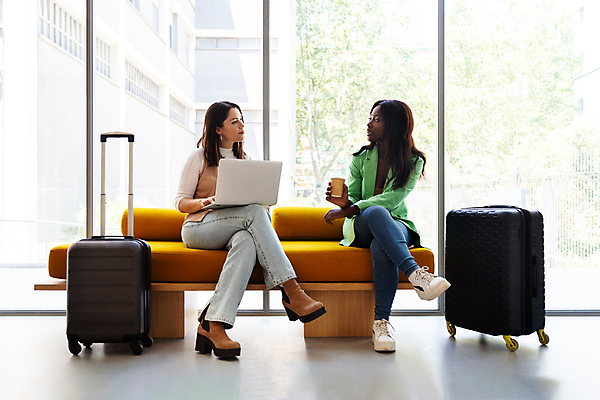 포토 JPG 해외이미지 주간 백인 행복 종이 커피 여행 흑인 2 벤치 창문 호텔 휴가 실내 사람 앉기 두명 컵 노트북 소파 노란색 여행가방 우정 기쁨 업무 기다림 큼 다인종 다민족 접수 해외202309 해외포토 자연요소 서양인 식기 감정 음료 컬러 의자 가방 모션 숙소 인종 내부 친구 전자제품 작업 크기 파일형식