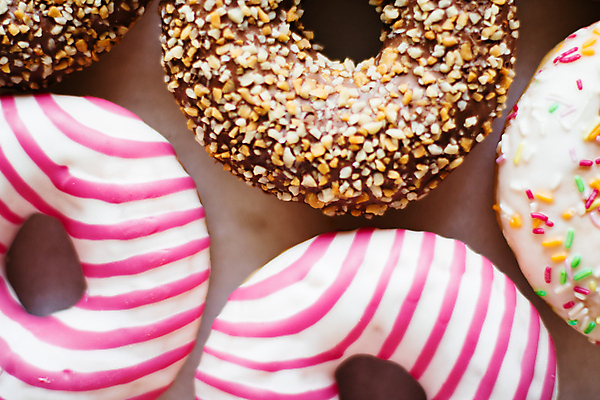 포토 JPG 해외이미지 사람없음 장식 줄무늬 도넛 달콤 초코맛 스프링클 해외202309 해외포토 무늬 디저트 초콜릿 맛 파일형식