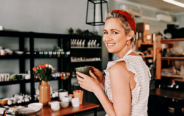 포토 JPG 해외이미지 응시 여자 행복 화분 선반 한명 들기 상반신 성인 옆모습 컵 꽃병 도자기 작업실 책상 도예가 성인여자한명만 해외202309 해외포토 직업 1 식기 시선 꽃 감정 뷰포인트 가구 모션 사람 여자한명만 성인여자만 파일형식