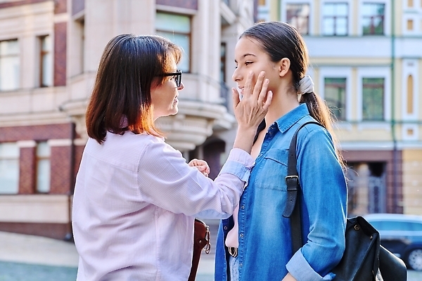 포토 JPG 해외이미지 백인 라이프스타일 응시 옷 여자 딸 행복 어린이 40대 2 가족 엄마 거리 함께함 대화 사랑 웃음 사람 성인 야외 두명 10대 걷기 우정 만남 도시 중앙 세대 조언 해외202309 해외포토 서양인 시선 감정 중년 컨셉 관계 모션 청소년 표정 말하기 생활 친구 파일형식