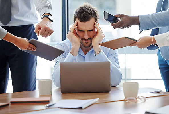 포토 JPG 해외이미지 서양인 손 여자 남자 스트레스 피곤 들기 여러명 상반신 성인 앞모습 신체부위 노트북 스마트폰 태블릿 사무실 비즈니스맨 고민 주기 업무과다 성인만 해외202309 해외포토 외국인 감정 뷰포인트 다수 컨셉 비즈니스 모션 사람 전자제품 핸드폰 스마트기기 업무 직장인 파일형식