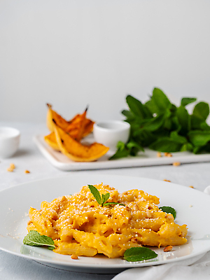 포토 JPG 해외이미지 접시 음식 백그라운드 다이어트 채소 부분 호박 치즈 파스타 건강 요리 사람없음 세로 빛 주방 식사 저녁식사 이탈리아 할로윈 흰색 신선 고명 맛 굽기 먹기 민트 허브 크림 점심식사 채식주의자 펜네 핸드메이드 카피스페이스 비건 맛있는 해외202309 해외포토 식물 식기 유럽 컬러 컨셉 모션 유제품 서양음식 공백 구이 채식 파일형식