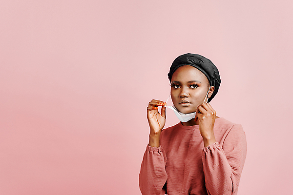 포토 JPG 해외이미지 행복 얼굴 백그라운드 아프리카 건강 가면 마스크 한명 미소 안전 사람 뷰티 검은색 고통 표현 호흡기관 바이러스 보호 질병 예방 긍정 감염 고립 돌봄 전염병 코로나바이러스 해외202309 해외포토 1 감정 나라 컬러 컨셉 의학 모션 표정 신체부위 장기_의학 파일형식