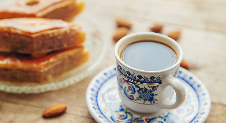 포토 JPG 해외이미지 접시 커피 사람없음 갈색 달콤 커피잔 컵받침 페스츄리 바클라바 해외202309 해외포토 식기 음료 빵 컬러 디저트 잔 맛 받침대 파일형식