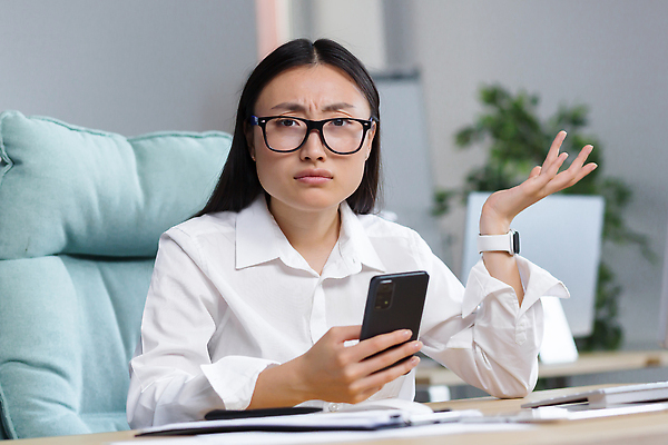 포토 JPG 해외이미지 응시 여자 안경 화초 의자 한명 들기 앉기 손짓 상반신 성인 앞모습 스마트폰 사무실 분노 키보드 스마트 책상 의문 스마트워치 성인여자한명만 해외202309 해외포토 식물 1 시선 잡화 감정 뷰포인트 가구 컨셉 비즈니스 모션 사람 핸드폰 스마트기기 웨어러블 여자한명만 성인여자만 파일형식