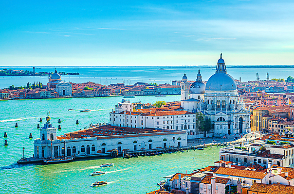 포토 JPG 해외이미지 유럽 섬 여행 건축양식 하늘 지붕 안테나 풍경 사람없음 건물 빨간색 물 파란색 도시풍경 산타클로스 교회 이탈리아 도시 보트 역사 타일 수로 운하 베네치아 지역 경례 마리아 대야 타운 석호 랜드마크 옛날 채널 해외202309 해외포토 자연요소 건축물 건축 나라 종교 컬러 크리스마스 배_교통 통신 종교건축 인사 파일형식
