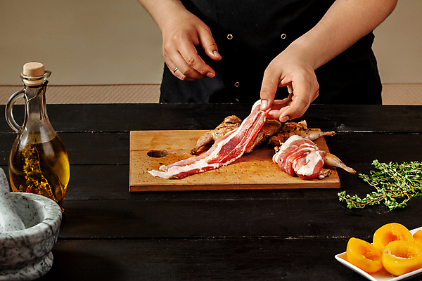 포토 JPG 해외이미지 손 남자 생고기 요리 한명 성인 오일 복숭아 절구 감싸기 나무도마 성인남자한명만 해외202309 해외포토 1 음식 과일 모션 도마 육류 사람 목재 신체부위 화장품 도구 남자한명만 성인남자만 파일형식