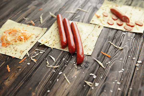 포토 JPG 해외이미지 사람없음 당근 소시지 지저분함 양배추 슬라이스 케밥 양배추샐러드 피타 나무배경 해외202309 해외포토 음식 빵 백그라운드 채소 뿌리채소 샐러드 감각 가공식품 파일형식