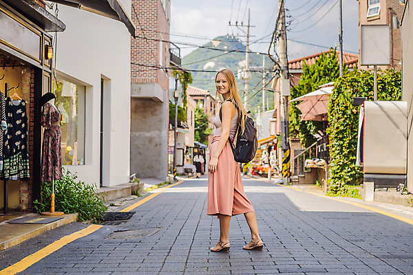 포토 JPG 해외이미지 전신 서양인 여자 여행 거리 한국 한명 성인 야외 상점 전선 한옥마을 북촌 성인여자한명만 해외202309 해외포토 외국인 1 아시아 한옥 서울 사람 마을 여자한명만 성인여자만 파일형식