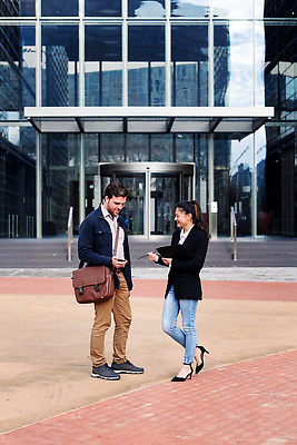 포토 JPG 해외이미지 백인 직업 라이프스타일 여자 남자 2 회사 비즈니스 사업가 협력 직장 대화 서기 사람 20대 성인 야외 두명 건물 세로 30대 사무실 도시 업무 비즈니스맨 비즈니스우먼 동료 경영자 경영 카피스페이스 해외202309 해외포토 서양인 건축물 관계 모션 말하기 청년 생활 장년 공백 작업 직장인 리더 파일형식
