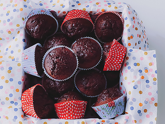 포토 JPG 해외이미지 디저트 사람없음 달콤 컵케이크 포장지 머핀 초콜릿머핀 해외202309 해외포토 음식 빵 포장 케이크 맛 파일형식