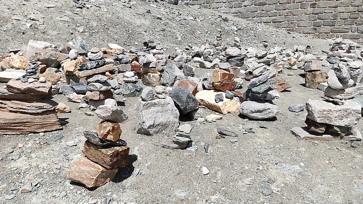 포토 JPG 해외이미지 선 백그라운드 컨셉 불교 자연 하늘 휴식 산 건강 사람없음 여름 쌓기 평화 탑 화목 침묵 조약돌 바위 배열 심볼 명상 피라미드 심플 테라피 흙더미 내추럴 평형 카피스페이스 해외202309 해외포토 건축물 계절 종교 모션 뷰티 수영 소리 흙 공백 돌_바위 생태계 랜드마크 파일형식 더미