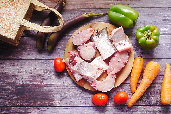 포토 JPG 해외이미지 조각 토마토 감자 건강 어류 요리 사람없음 장식 빨간색 신선 맛 은색 자르기 허브 해산물 눈금 날것 머리위 소금 생강 잉어 서쪽 영양분 짠맛 해외202309 해외포토 식물 컬러 컨셉 채소 모션 수중동물 방향 파일형식