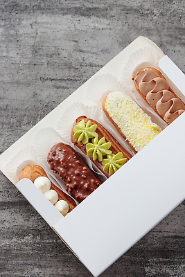 포토 JPG 해외이미지 포장 사람없음 상자 초콜릿 여러개 크림 코코넛 피스타치오 에클레어 해외202309 해외포토 다수 과일 디저트 견과류 파일형식