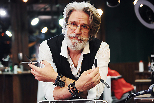 포토 JPG 해외이미지 백인 노년 남자 한명 들기 상반신 앞모습 미용실 미용사 콧수염 턱수염 면도칼 이발소 미용가위 이발사 노인남자한명만 안경낌 해외202309 해외포토 서양인 직업 1 안경 뷰포인트 모션 수염 가위_도구 사람 성인 미용용품 뷰티샵 면도 남자한명만 노인남자만 파일형식