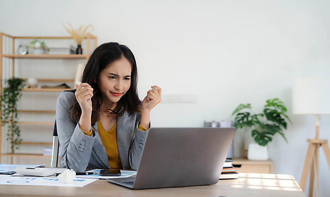 포토 JPG 해외이미지 여자 회사 스트레스 한명 동양인 상반신 성인 앞모습 노트북 사무실 업무 비즈니스우먼 성인여자한명만 해외202309 해외포토 1 뷰포인트 비즈니스 사람 인종 전자제품 작업 직장인 여자한명만 성인여자만 파일형식