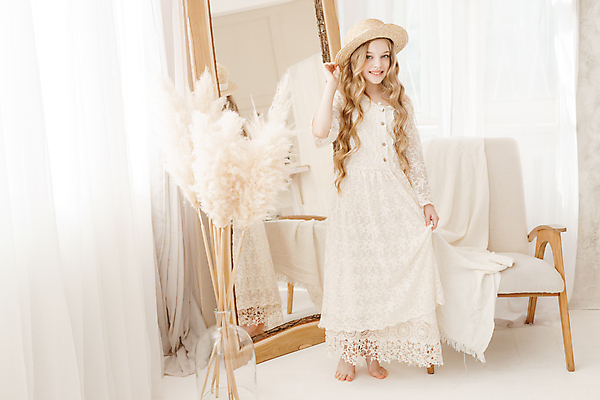 포토 JPG 해외이미지 전신 서양인 원피스 여자 의자 따뜻함 한명 10대 반사 꽃병 흰색 잡기 커튼 밀짚모자 전신거울 십대여자한명만 해외202309 해외포토 외국인 모자_잡화 1 옷 꽃 컬러 가구 모션 청소년 사람 거울 여자한명만 십대여자만 파일형식