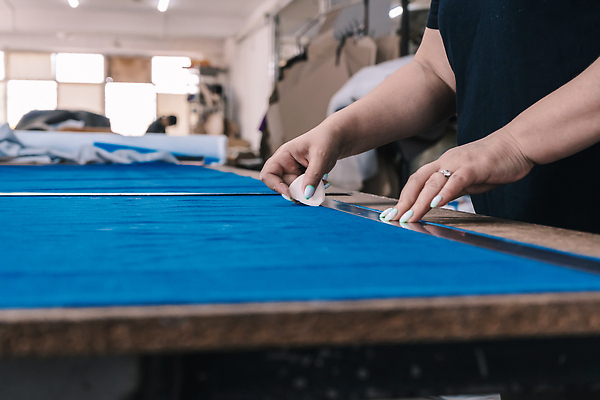 포토 JPG 해외이미지 직업 손 디자인 옷 산업 비즈니스 공장 노동자 직장 취미 사람없음 유행 기계 장비 공구 직물 면 업무 바늘 작업실 실 제조 바느질 천 땀 재단 재단사 방법 핸드메이드 해외202309 해외포토 회사 공업 신체부위 도구 작업 파일형식