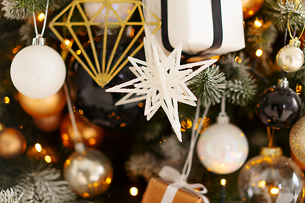 포토 JPG 해외이미지 계절 리본 컨셉 크리스마스장식 크리스마스 포장 휴가 새해 선물 사람없음 장식 선물상자 상자 쌓기 축제 놀람 흰색 축하 인사 황금 포장지 주기 팩 해피뉴이어 패키지 짐싸기 구성 많음 해외202309 해외포토 기념일 감정 컬러 모션 표정 화장품 새해인사 예절 파일형식