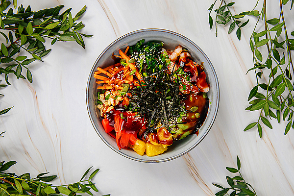 JPG 해외이미지 그릇 잎 새우 사람없음 건강관리 신선 나무바닥 건강식 김가루 포케 당근채 해외202309 해외일러스트 해외포토 포토 식물 식기 음식 바닥 건강 관리 갑각류 당근 김_해조류 가루 파일형식