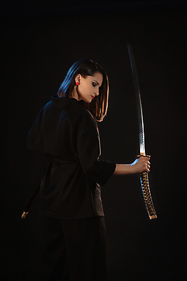 포토 JPG 해외이미지 전통 여자 무기 스포츠 갈색머리 실내 건강 한명 사람 동양인 성인 뷰티 유행 일본 검은색 잡기 칼날 칼 보호 기모노 동쪽 전사 닌자 사무라이 심각 혼자 해외202309 해외포토 1 헤어스타일 아시아 컬러 컨셉 모션 인종 내부 일본전통의상 방향 파일형식