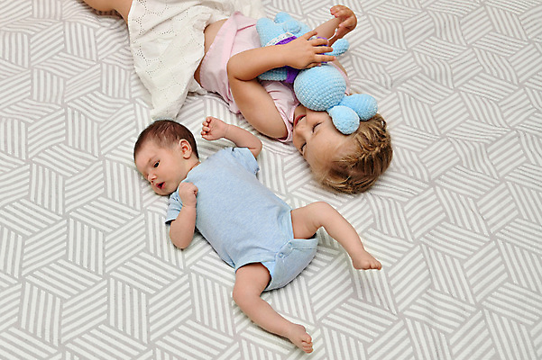 포토 JPG 해외이미지 백인 라이프스타일 딸 행복 아들 얼굴 어린이 2 가족 관계 놀이 주택 함께함 사랑 사람 소년 두명 육아 흰색 침대 아기 신생아 달콤 작음 형제 부드러움 언니 걸음마 남동생 돌봄 천진난만 해외202309 해외포토 서양인 남자 감정 컬러 가구 컨셉 모션 건물 생활 신체부위 감각 맛 크기 자매 동생 파일형식