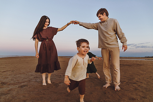 포토 JPG 해외이미지 백인 커플 응시 옷 아들 어린이 컬러 여행 포즈 가족 엄마 휴가 휴식 함께함 사랑 웃음 사람 소년 여러명 성인 야외 가로 물 우주 흰색 아내 그룹 아빠 저녁 해외202309 해외포토 자연요소 서양인 시선 남자 감정 다수 컨셉 관계 표정 야간 파일형식