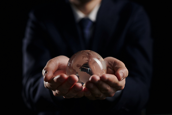 포토 JPG 해외이미지 손 남자 안경 지구 컨셉 세계지도 지도 인터넷 비즈니스 공 손가락 자연 추상 미래 기술 손바닥 사람없음 초록색 파란색 빛 세계 글로벌 지구본 평화 우주 환경 행성 가리킴 잡기 비즈니스맨 네트워크 보호 크리스탈 클릭 기하학 돌봄 생태학 여의주 폴리곤 홀로그램 사용자 해외202309 해외포토 잡화 교육 컬러 무늬 모션 사람 손짓 신체부위 직장인 광석 생태계 파일형식