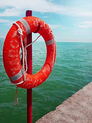 포토 JPG 해외이미지 밧줄 바다 여행 백그라운드 오렌지 자연 하늘 휴가 경비 안전 사람없음 목재 빨간색 세로 물 여름 파란색 울타리 항구 수영 장비 벨트 긴급 반지 원형 구출 보호 위험 심볼 오브젝트 보안 부표 sos 구명용품 안전요원 헬프 수평선 해외202309 해외포토 자연요소 도형 나무 잡화 계절 줄 컬러 컨셉 과일 재료 장신구 교통시설 담장 수상스포츠 도움 안전장비 생태계 구조요청 파일형식