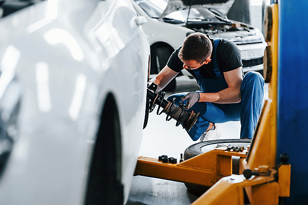 포토 JPG 해외이미지 전신 남자 자동차 한명 성인 앞모습 기계 작업 기술자 수리 고장 타이어 열정 정비공 교체 자동차정비 정비소 성인남자한명만 해외202309 해외포토 직업 1 감정 육상교통 뷰포인트 사람 남자한명만 성인남자만 파일형식
