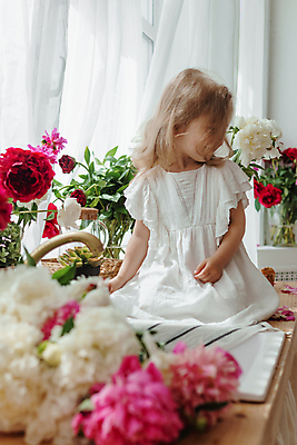 포토 JPG 해외이미지 전신 원피스 여자 꽃 행복 어린이 한명 옆모습 금발 꽃병 창가 싱크대 모란 소녀한명만 해외202309 해외포토 식물 1 헤어스타일 옷 감정 뷰포인트 창문 사람 개수대 여자한명만 소녀만 파일형식