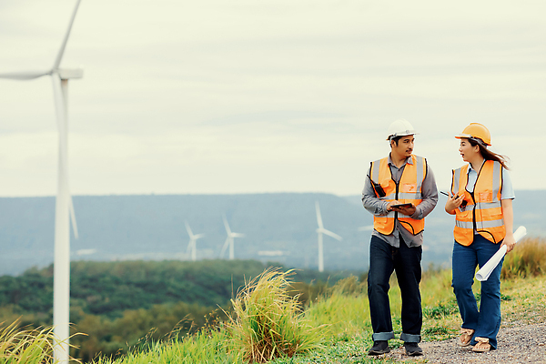 포토 JPG 해외이미지 전신 여자 남자 들기 성인 야외 두명 걷기 엔지니어 숲 안전모 풍력발전소 무전기 안전조끼 성인만 해외202309 해외포토 모션 무선통신 사람 발전소 기술자 풍력에너지 헬멧 안전장비 파일형식