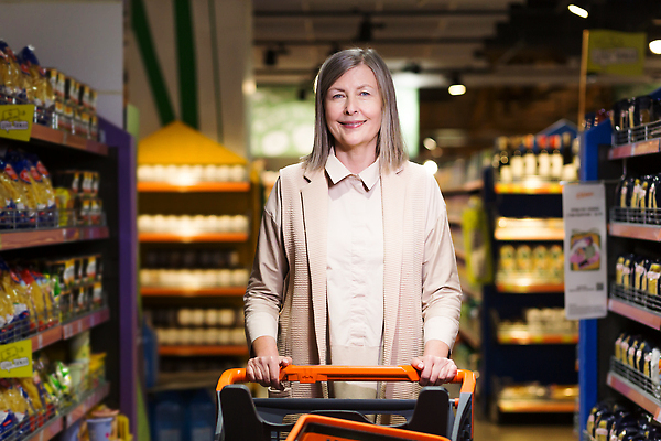 포토 JPG 해외이미지 응시 여자 노년 한명 상반신 앞모습 쇼핑 장보기 쇼핑카 잡기 마트 식품코너 노인여자한명만 해외202309 해외포토 1 시선 뷰포인트 모션 사람 성인 상점 카트 코너 여자한명만 노인여자만 파일형식