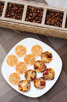 포토 JPG 해외이미지 음식 백그라운드 휴가 디저트 사탕 사람없음 장식 갈색 쿠키 케이크 초콜릿 얼음 낭만 흰색 신선 달콤 맛 설탕 굽기 먹기 상쾌 페스츄리 핸드메이드 많음 프로스팅 맛있는 해외202309 해외포토 자연요소 감정 빵 컬러 컨셉 모션 구이 제빵 파일형식