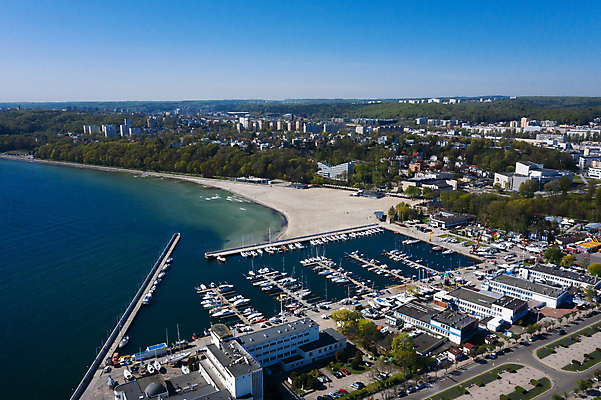 포토 JPG 해외이미지 유럽 산업 컬러 여행 요트 건축양식 하늘 휴가 항해 안테나 풍경 사람없음 야외 건물 물 도시풍경 햇빛 항구 고층빌딩 도시 만 보트 휴양지 방파제 함선 장면 포트 타운 스카이라인 폴란드 항공촬영 랜드마크 수평선 해외202309 해외포토 자연요소 건축물 공공시설 건축 나라 뷰포인트 배_교통 통신 교통시설 빌딩 태양 장소 파일형식