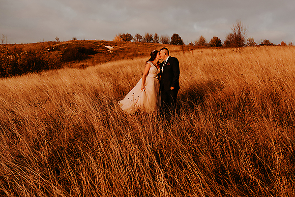 포토 JPG 해외이미지 백인 커플 드레스 여자 행복 호수 여행 신랑 결혼 2 밭 데이트 가족 관계 신혼부부 자연 결혼식 남편 함께함 발렌타인데이 선물 사랑 사람 풍경 정장 야외 두명 여름 빛 태양 뷰티 유행 일몰 낭만 가을 흰색 10월 해외202309 해외포토 자연요소 서양인 부부 옷 계절 감정 컬러 컨셉 농업 데이이벤트 이벤트 노을 날짜 생태계 신혼 파일형식