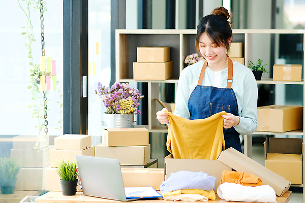 포토 JPG 해외이미지 옷 여자 실내 한명 동양인 성인 쌓기 잡기 택배 택배상자 넣기 박스포장 온라인쇼핑몰 성인여자한명만 해외202309 해외포토 1 포장 모션 사람 인종 내부 상자 운송업 쇼핑몰 온라인 여자한명만 성인여자만 파일형식