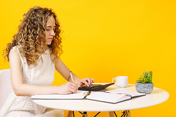 포토 JPG 해외이미지 직업 학생 응시 여자 교육 비즈니스 사업가 청소년 직장 한명 사람 금융 학습 스터디 사무실 독서 스크린 교사 기록 작업 작업실 종업원 분석 보고서 경영자 대학교 문서 업무과다 마케팅 프리랜서 회계사 중소기업 해외202309 해외포토 1 시선 컨셉 회사 학교 경제 업무 리더 파일형식