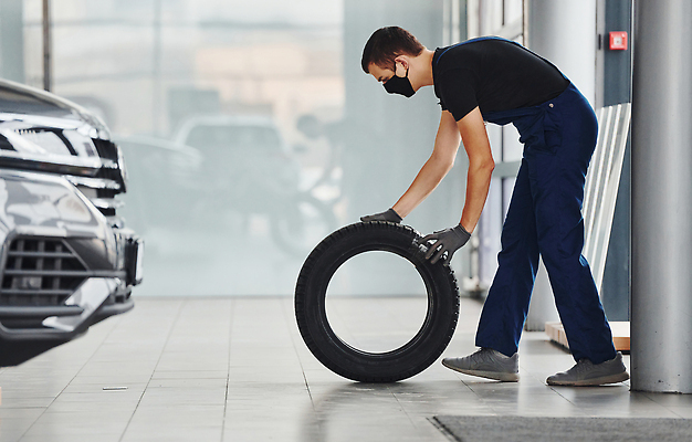 포토 JPG 해외이미지 전신 남자 자동차 한명 성인 옆모습 기계 작업 기술자 수리 고장 타이어 열정 정비공 교체 자동차정비 정비소 성인남자한명만 해외202309 해외포토 직업 1 감정 육상교통 뷰포인트 사람 남자한명만 성인남자만 파일형식