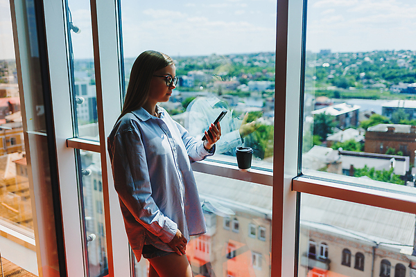 포토 JPG 해외이미지 백인 직업 라이프스타일 응시 여자 행복 커피 겨울 인터넷 비즈니스 사업가 통신 창문 자연 성공 모바일 실내 한명 서기 사람 성인 스마트폰 핸드폰 컴퓨터 사무실 잡기 도시 비즈니스우먼 자신감 무선전화기 전화기 경영자 긍정 경영 해외202309 해외포토 서양인 1 시선 계절 감정 음료 컨셉 모션 내부 생활 전자제품 스마트기기 직장인 리더 생태계 파일형식
