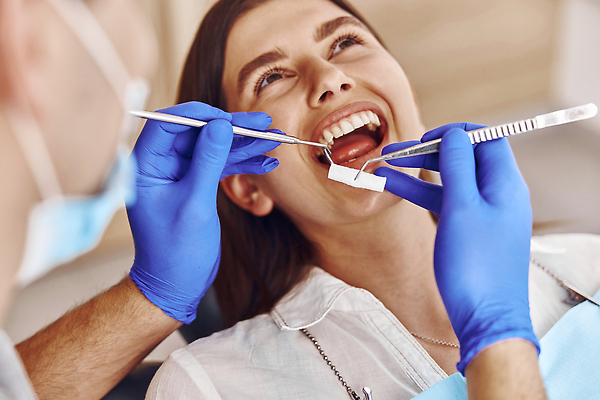 포토 JPG 해외이미지 백인 모델 직업 여자 안경 얼굴 건강 치과 병원 사람 성인 두명 치료 파란색 빛 뷰티 약 화장품 장비 환자 의사 흰색 램프 업무 입 치아 보호 피부 치과의사 순서 돌봄 미백 위생관리 자외선 치아교정 해외202309 해외포토 서양인 잡화 컬러 컨셉 의학 모션 조명 관리 신체부위 의료진 작업 소화기관 교정 파일형식